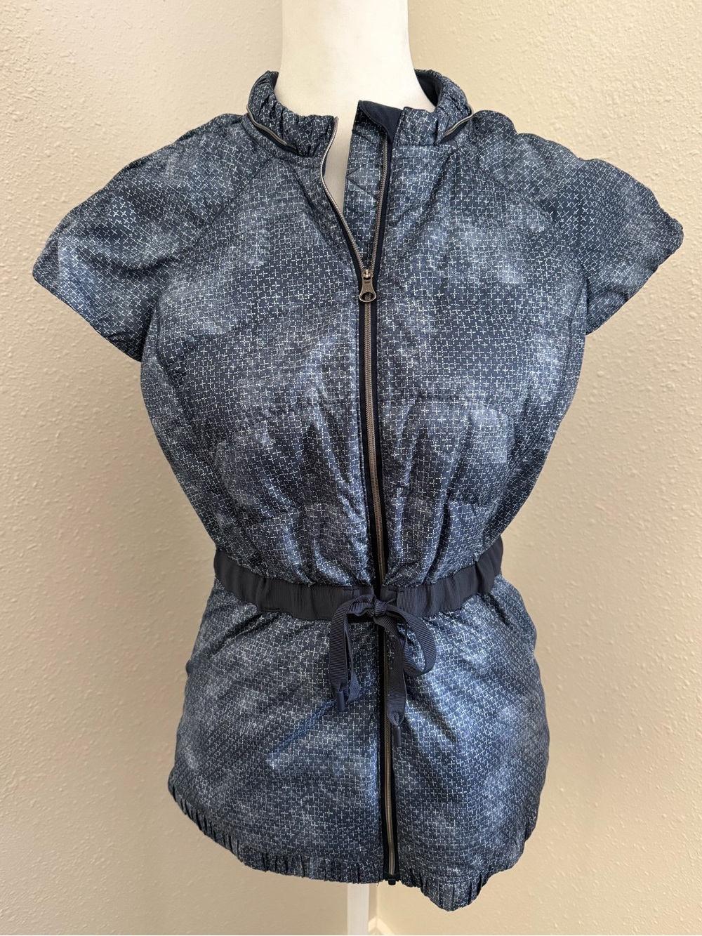 Lululemon Spring Fling Puff Vest Goose Down Blue Print Cinch Waist Size 6
